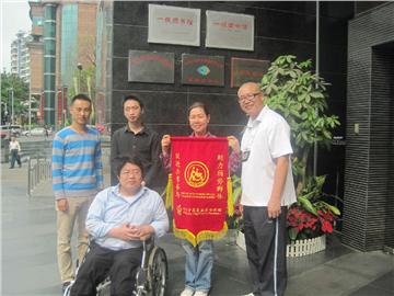 福田图书馆为残友人免费办图书证