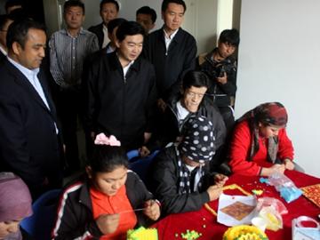 王荣书记一行至喀什残友参观调研