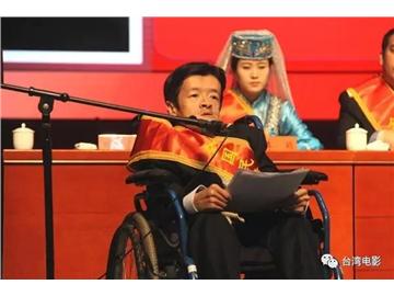 他身高不到一米五，却是个大巨人