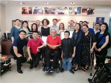 郑卫宁会长为来自美国、德国、阿根廷的三位SAP国际“公益休假”组织的专家志愿者授牌，郑卫宁慈善基金成为 康复国际会员