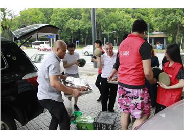 爱心企业家陈清忠先生带领升学教育义工队一行慰问残友，带来粽子和丰富的午餐