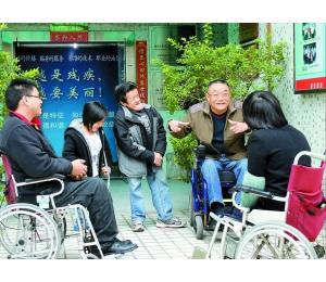 轮椅董事长”郑卫宁创办15家企业传播爱的力量